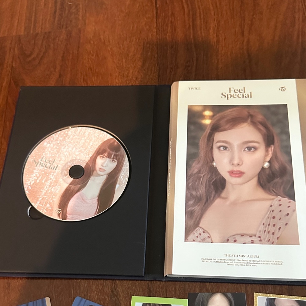 TWICE Feel Special Album + preorder photo cards - Picture 5 of 7